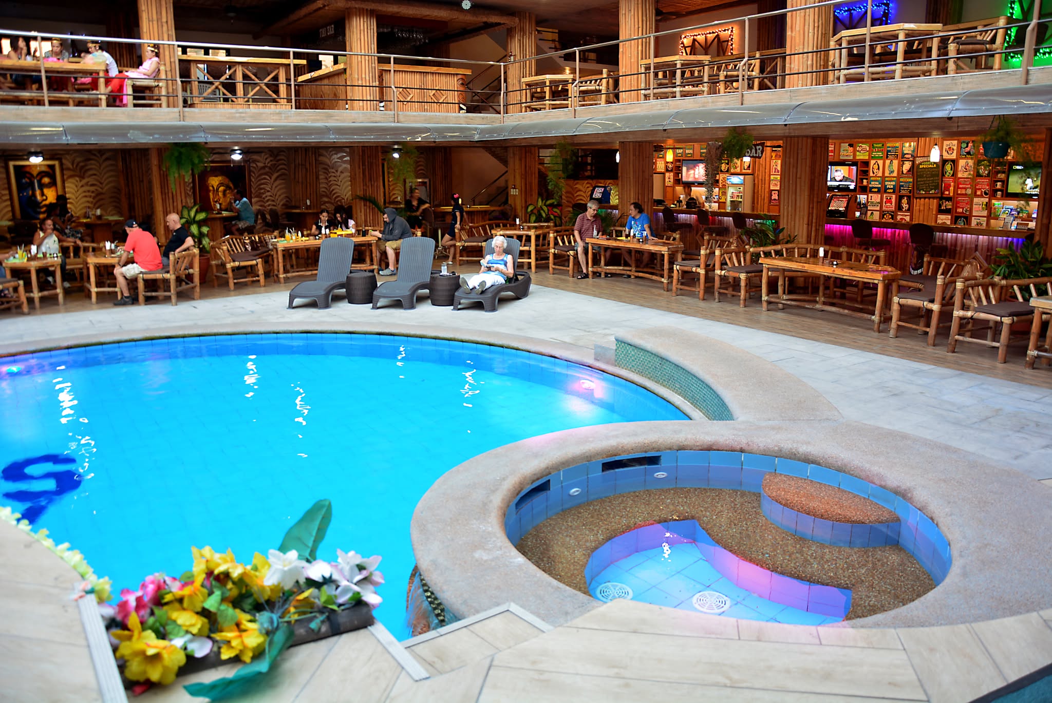 ScoreBirds Hotel pool and jacuzzi lounge