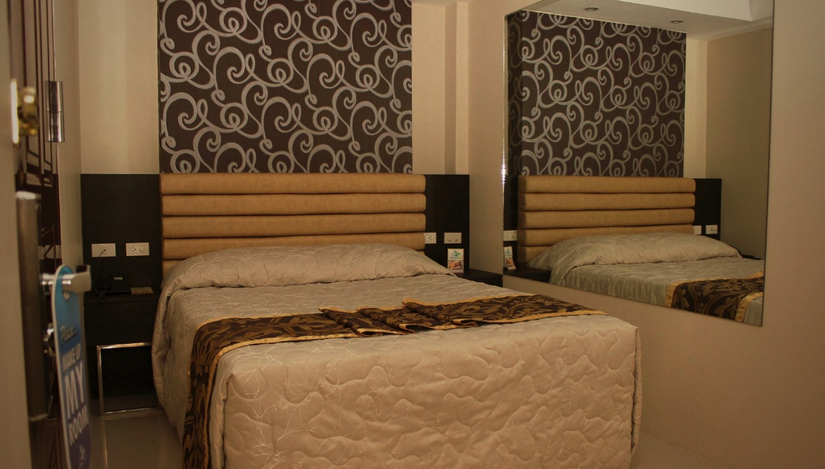 Deluxe Queen room at Scorebirds Hotel — hotel near Fields Avenue, Angeles City