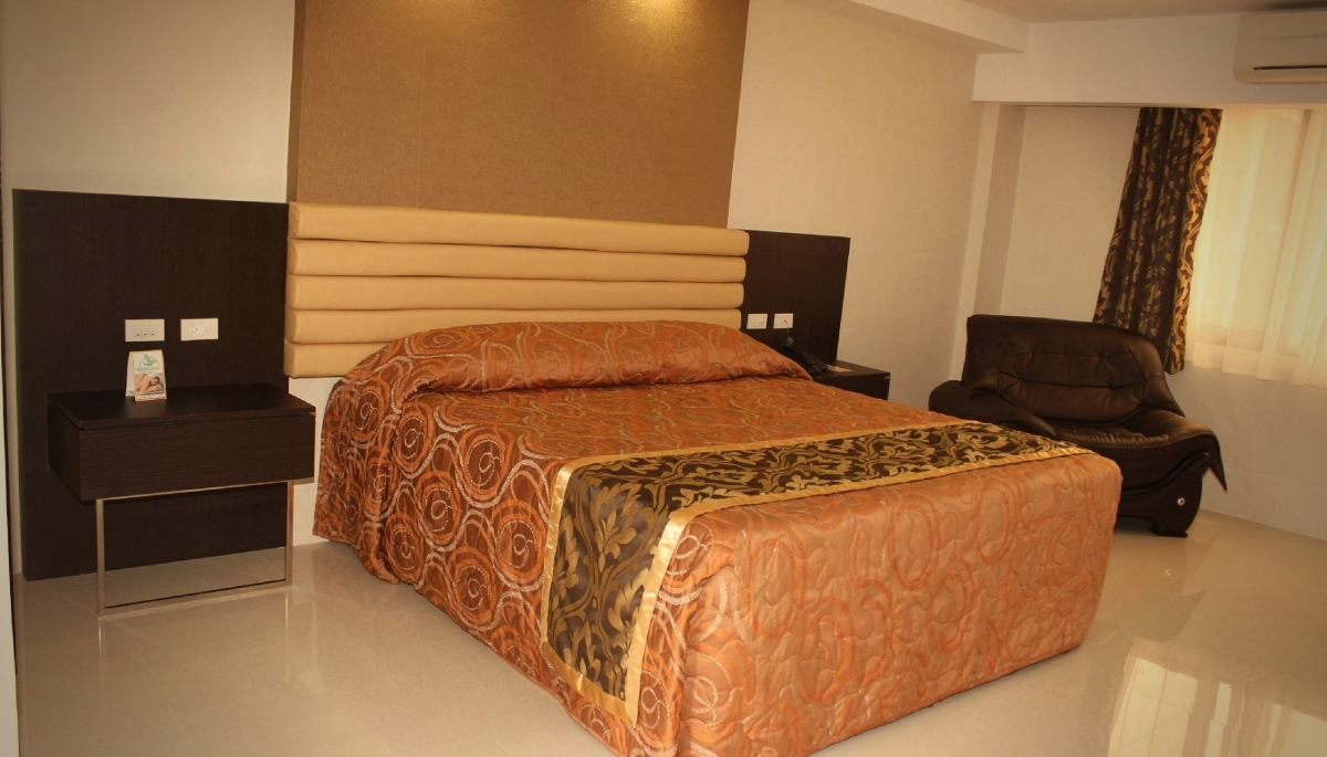 Superior room at Scorebirds Hotel — hotel near Fields Avenue, Angeles City